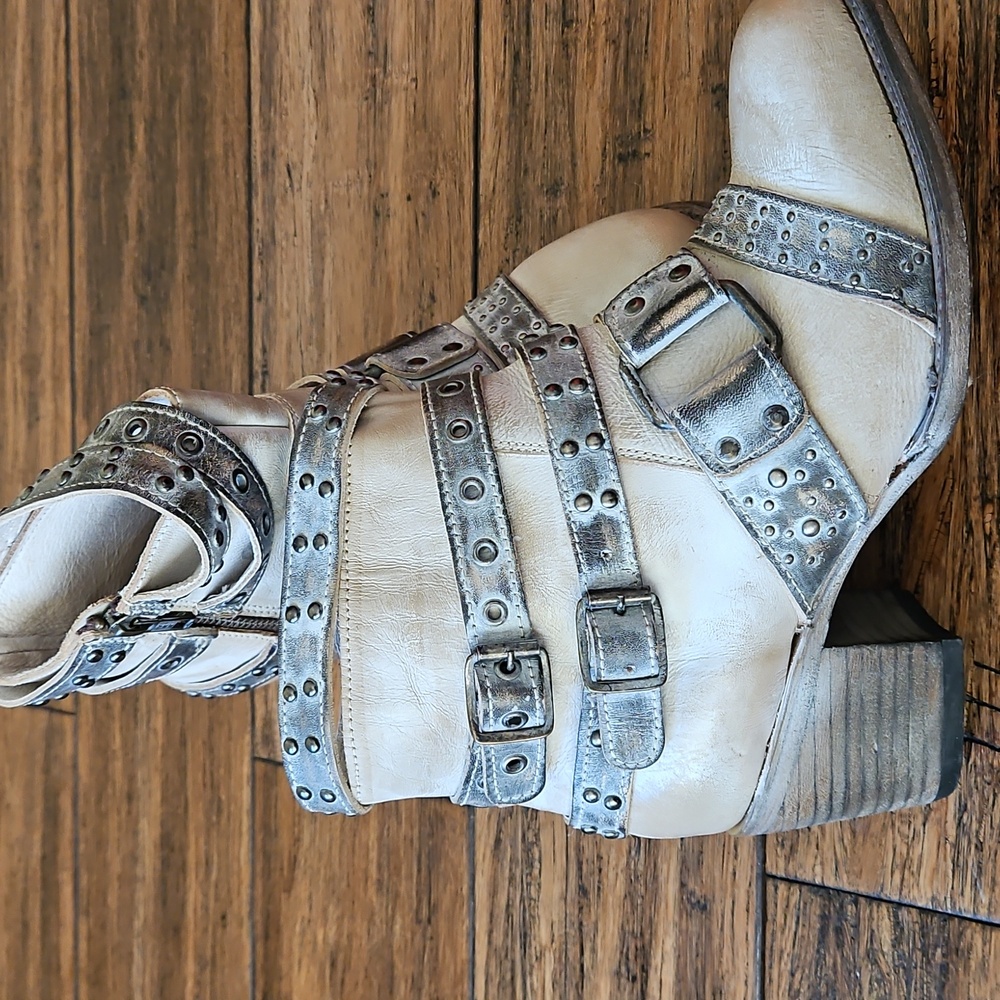 Freebird Slayer Studded Cream and Silver Ankle Boots Size 9